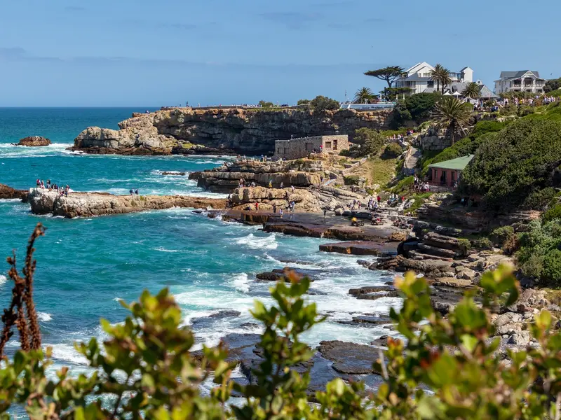 Der Klippenpfad in Hermanus: ein Hotspot für die Walbeobachtung von ...