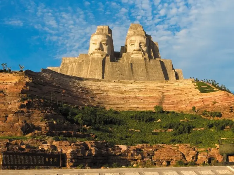Das Monument der Kaiser Yan Di und Huang Di in Zhengzhou